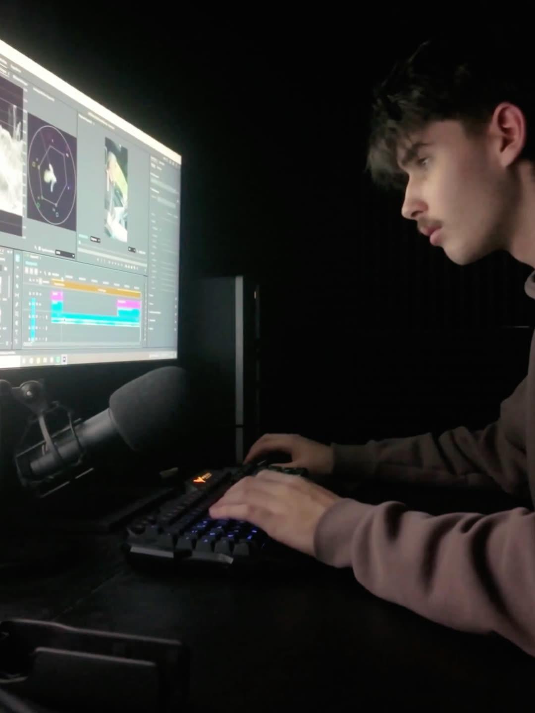 Justin schneidet ein Video am Rechner