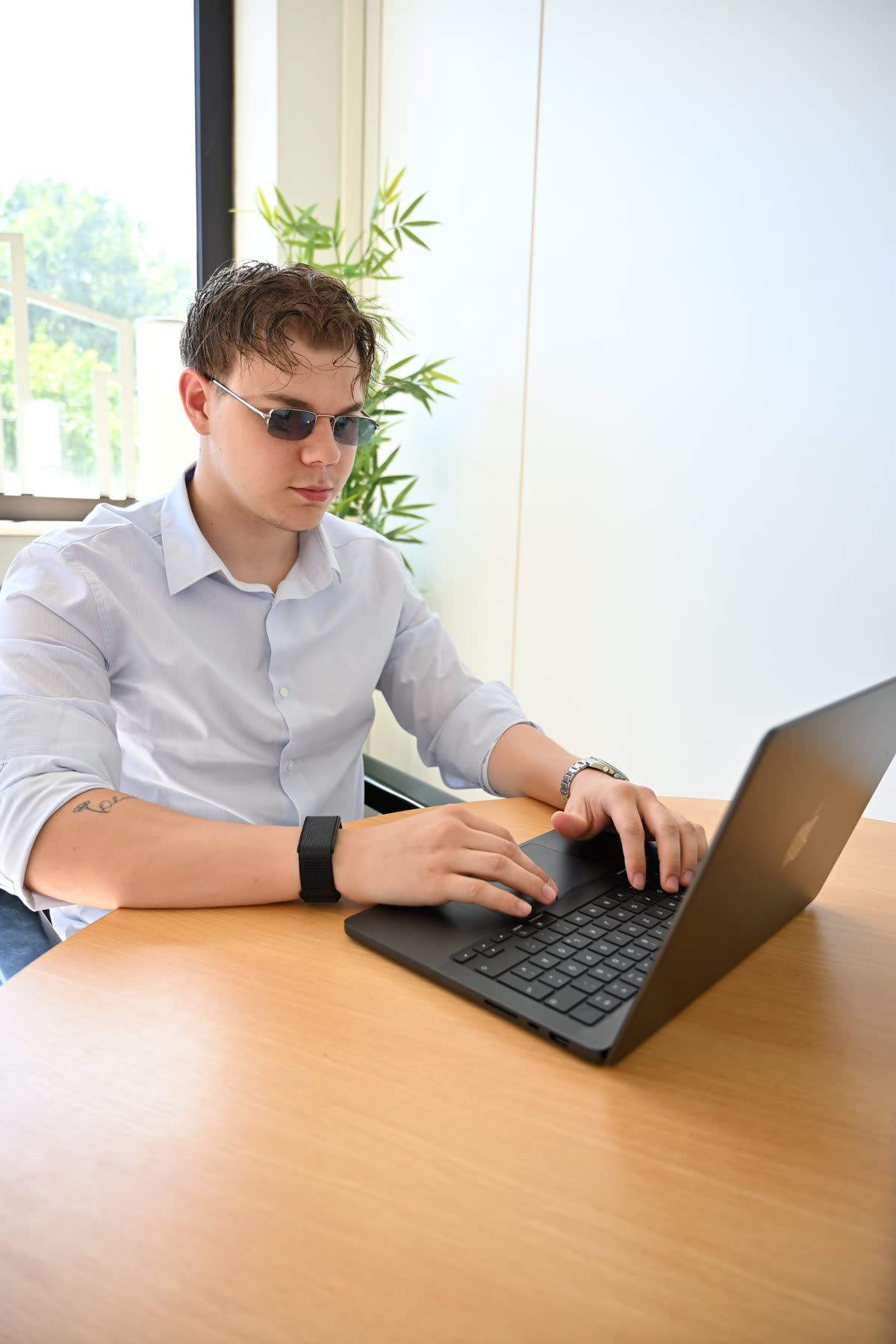 Maxi bereitet am Laptop die Themen für einen Drehtag vor
