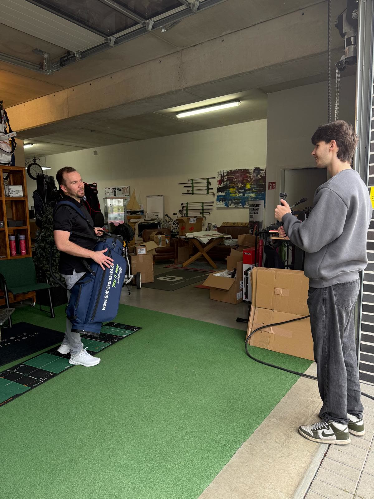 Justin filmt einen Kunden von Golf-Express24 im Ladenlokal