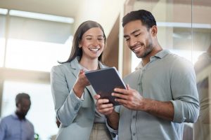 2 Junge Leute am Tablet
