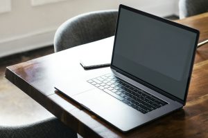 Laptop auf Schreibtisch